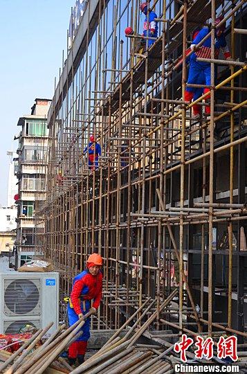 宜昌一工地建筑工变身美国队长蜘蛛侠施工作业图