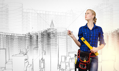 女建筑工人手握尺子的女建筑工人的特写